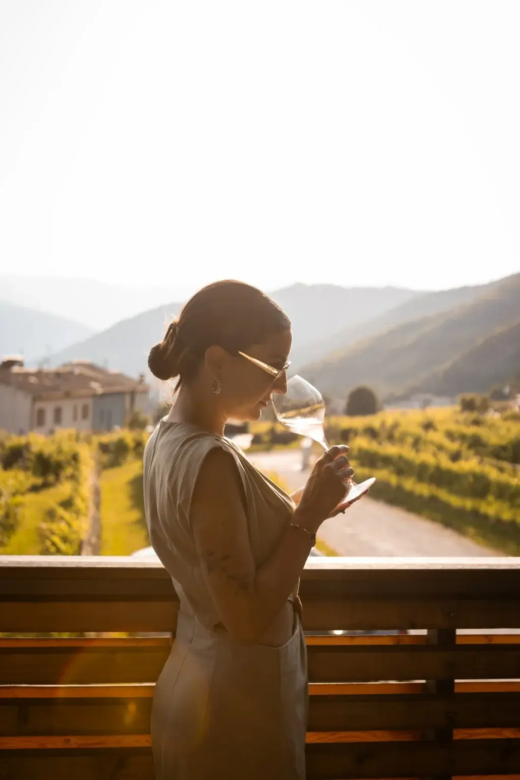 Weinglas bei Sonnenuntergang über den Weinbergen von Valdobbiadene